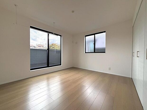 窓から注がれる光で家族とのコミュニケーションも明るくなりそうな居室です。 