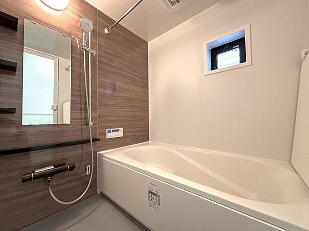 お子様と入れる広々としたバスルーム。一日の疲れを落とす場所としてリラックスできる空間、をコンセプトに内装カラーもこだわりました。 