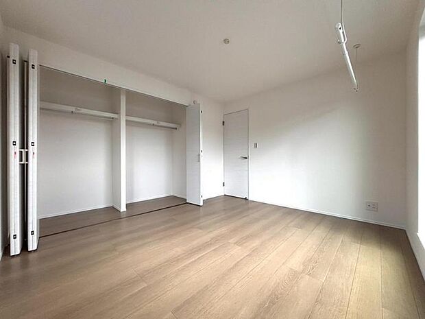 大きなクローゼット。お子様のオモチャはもちろん、パパのスーツやママのバッグまでたっぷり収納できそうですね。 