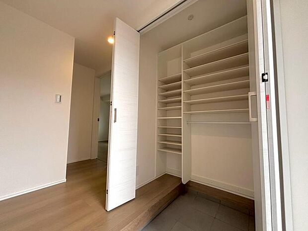 玄関にある大きな収納は、お子様のベビーカーやパパのゴルフバッグ、ママの靴をたくさん置いてもまだまだ余裕たっぷりです。 