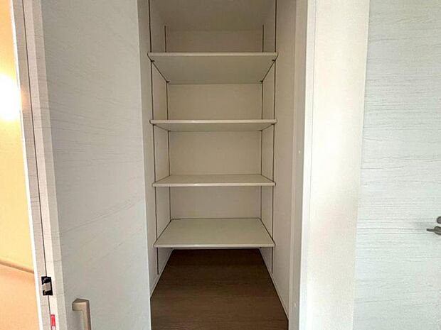 キッチン横には、可動棚のオープンスペースを確保。パントリーとしてお使いいただけるほか、日用品や掃除道具を収納するスペースとして活用できます。 