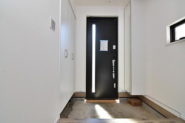 一日の始まりと終わりはこちらの玄関から。今後ご家族の「行ってきます」「ただいま」が行き交う空間となるでしょう。