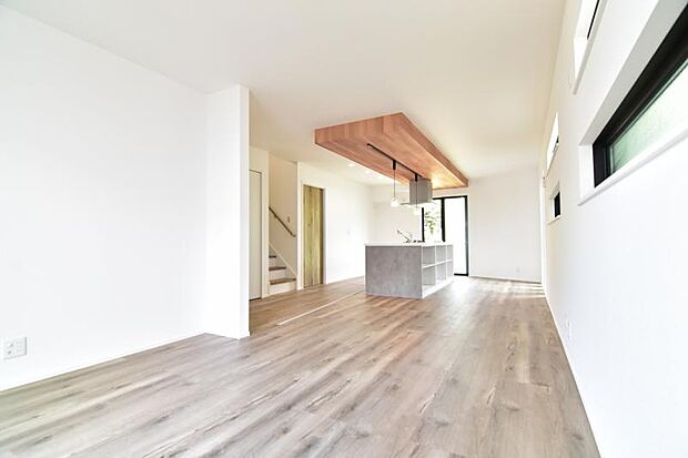 ゆとりあるキッチンスペースを備えるリビングは家族が1番くつろげる癒しの空間です。