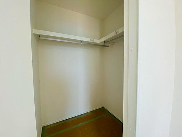大きなウォークインクローゼットにはゴルフバッグやスノーボードなど趣味のお荷物も十分収納が可能です。日常で使わないものや食料のストックにも重宝します。