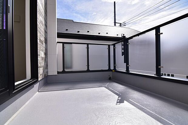 暮らしの中で光と風を演出してくれるバルコニーには陽光が燦々と降り注ぎます。お布団もお洗濯物もたくさん乾きそうです。ぜひ現地で陽当りの良さをご確認ください。