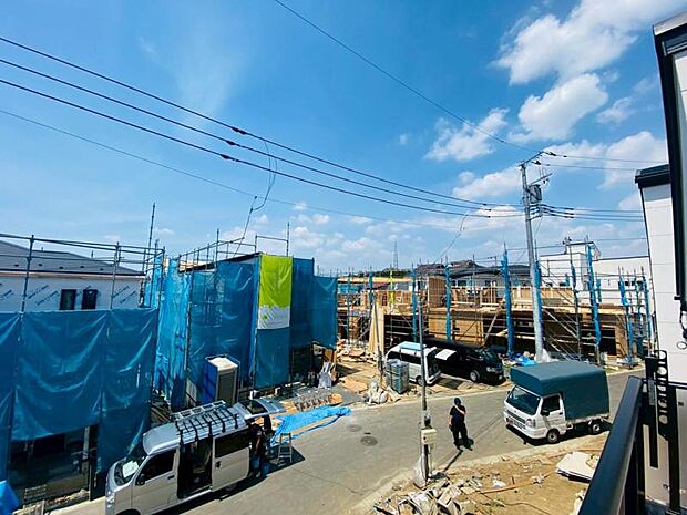 この街ならではの美しい風景と、ここから紡がれる物語が始まります。