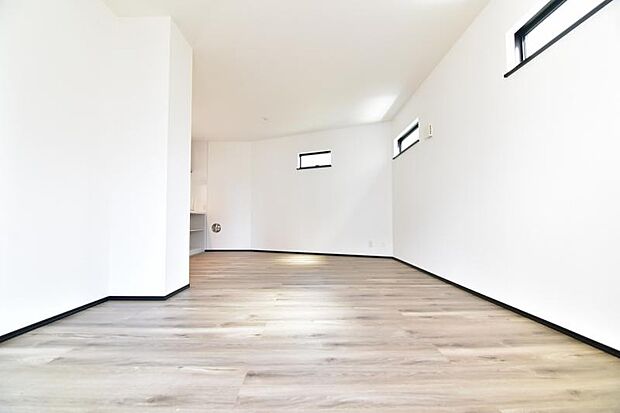 家族が集まるリビングは、ゆったり空間に。明るい陽射しと風が入る窓配置が安らげる空間を演出します。ソファーやダイニングテーブルを置いてもゆとりのある広々リビングです。ご家族みなさんで寛げる空間をぜひ現地