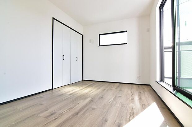 日々の疲れを癒してくれる主寝室。自由度が高いので家具のレイアウトでお好みの空間を創りだせます。