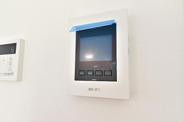 TVモニター付インターホン 来訪者を鮮明な画像で確認できるTVモニター付インターホン。夜間や天候の悪い日もしっかりとチェック。特に奥様やお子様だけでの在宅が多いご家族は必需品です。録画機能付きなら後か