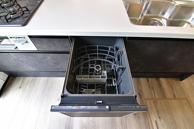 食器洗浄乾燥機 食器の後片付けに便利な食器洗浄乾燥機を標準装備。ビルトインタイプなので見た目もスッキリ、特に共働き世帯のご家族には必須品です。