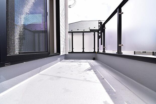 陽光、風通しのよいワイドバルコニー。お洗濯物も乾かしやすいですね。