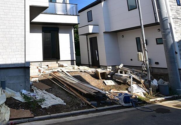 敷地内に設けられた駐車スペース。