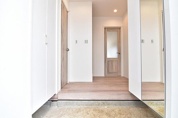 一日の始まりと終わりはこちらの玄関から。今後ご家族の「行ってきます」「ただいま」が行き交う空間となるでしょう。