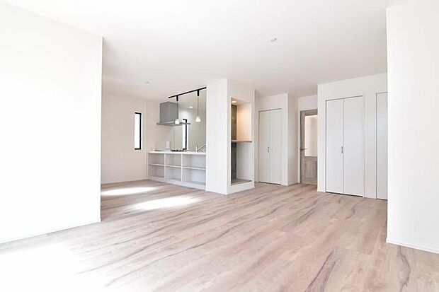 ソファーやダイニングテーブルを置いてもゆとりのある広々リビングです。ご家族みなさんで寛げる空間をぜひ現地で体感してみてください。