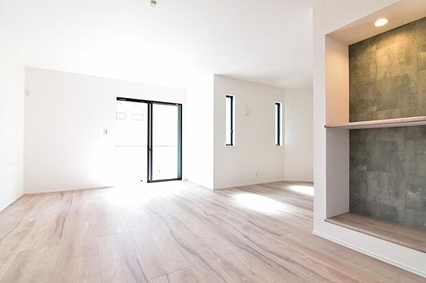 くつろげるリビングは話に夢中になりすぎて、ついつい時間を忘れてしまう。そんな束の間の幸せを感じさせてくれる場所です。