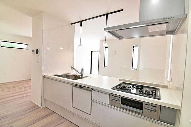 焼いたり煮たりと一度にたくさんのお料理を作ることが出来る便利な3口コンロが付いたシステムキッチンは、豊富な収納と食洗機付き。食後の片付けが楽になるからママも自分時間が増えてニコニコです。