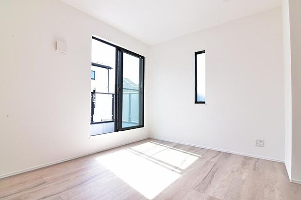 窓からたっぷりと陽光が注がれる、明るく快適なプライベート空間となっております。