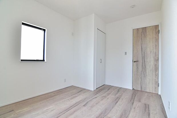 大型のベッドも配置可能な主寝室です。広い空間で睡眠がとれるため、日々の疲れも癒されます。