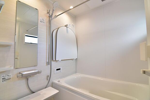 美しいツヤとなめらかな肌ざわり。水や汚れをはじき汚れにくくお掃除ラクラクの浴槽です。浴槽へもまたぎやすいよう配慮されています。また、シャワーヘッドの位置が変えられるので使い勝手がとても良いです。