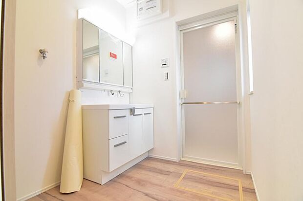 一日の始まりと終わりを心地よく演出してくれるパウダールーム。ホワイトで統一されたワイドな洗面台は収納力もあり、いつでもすっきりとした洗面室に。