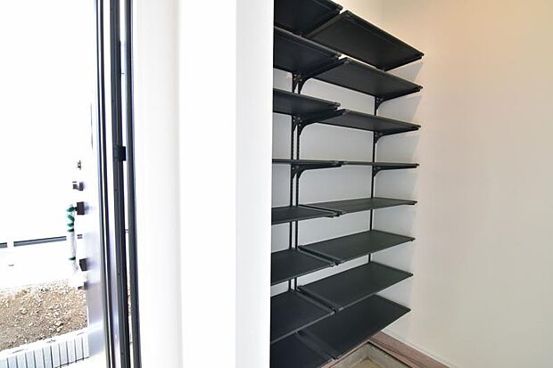 玄関にある大きなシューズインクローゼットは、お子様のベビーカーやパパのゴルフバッグ、ママの靴をたくさん置いてもまだまだ余裕たっぷりです。