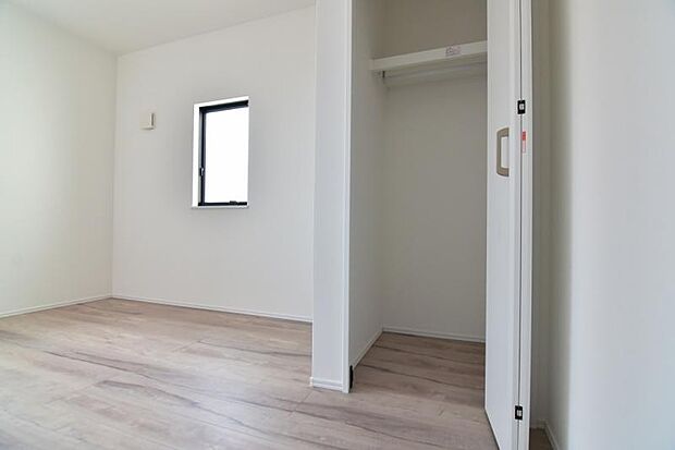 部屋に備えられたクローゼット。普段使わないものなども収納可能ですので、居室を広く使うことが出来ます。