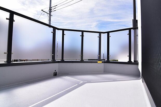 暮らしの中で光と風を演出してくれるバルコニーには陽光が燦々と降り注ぎます。お布団もお洗濯物もたくさん乾きそうです。ぜひ現地で陽当りの良さをご確認ください。