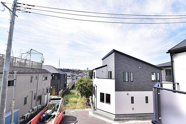 この街ならではの美しい風景と、ここから紡がれる物語が始まります。