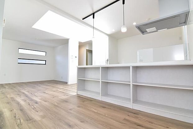 光と風があふれる開放的なリビングダイニングには自然と家族みんなが集まってきます。明るく穏やかな空気の中で幸せを感じさせてくれる場所です。 