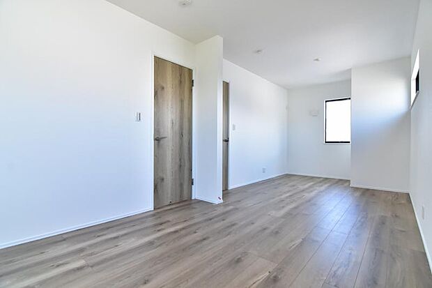 住まう方自身でカスタマイズして頂けるようシンプルにデザインされております。自由度が高いので現地にて配置などを打ち合わせさせて頂きます。 