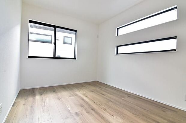 窓からたっぷりと陽光が注がれる、明るく快適なプライベート空間となっております。 