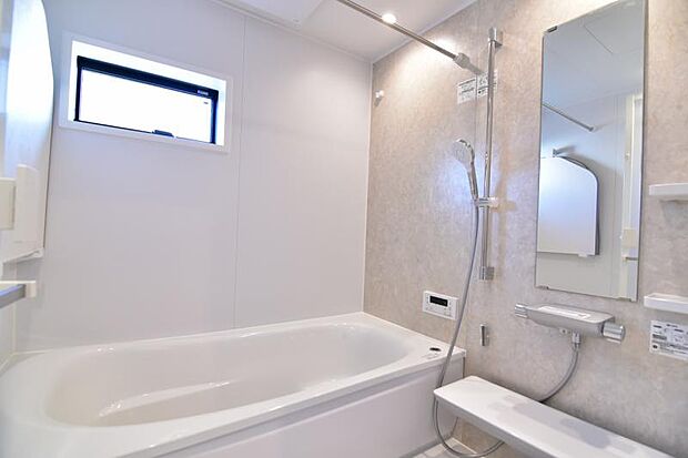 一日の疲れを癒し、快適に過ごして頂くためにゆったりサイズのバスタブを用意しました。浴室乾燥機付きで雨の日の洗濯も可能です。 