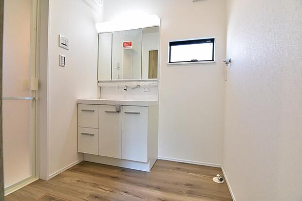 三面鏡の付いた洗面化粧台は、鏡面裏側にも機能的な収納を配置。普段使いの洗面小物やスキンケア用品などが衛生的に保管できます。 