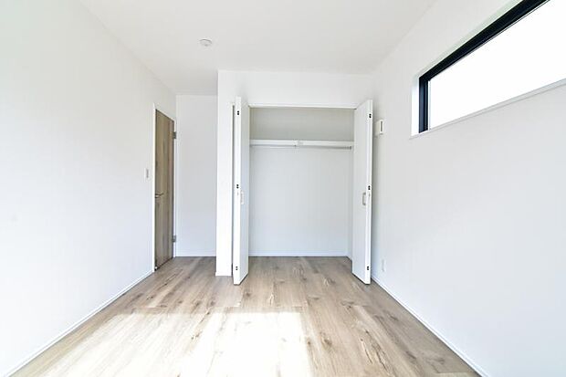 クローゼットには棚やハンガーパイプが備えられているので、大切なお洋服にしわを付けずにそのまましまうことが出来ます。