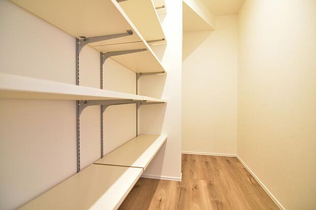 大きなウォークインクローゼットにはゴルフバッグやスノーボードなど趣味のお荷物も十分収納が可能です。日常で使わないものや食料のストックにも重宝します。 