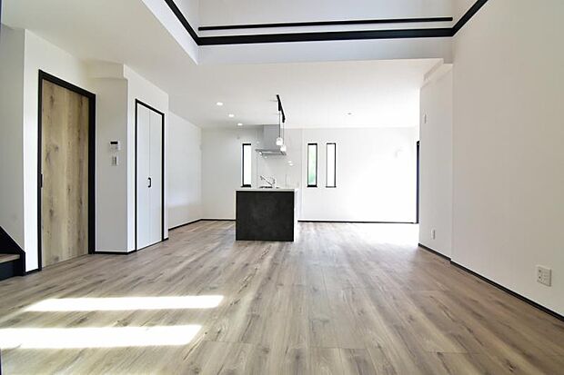 ここにはみんなが集い、食事と楽しい会話が始まる。そんな束の間の幸せを感じさせてくれる場所です。