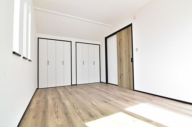 一日の疲れを取る主寝室は大型のベッドも配置が可能です。窓から注がれる光で家族とのコミュニケーションも明るくなりそうです。