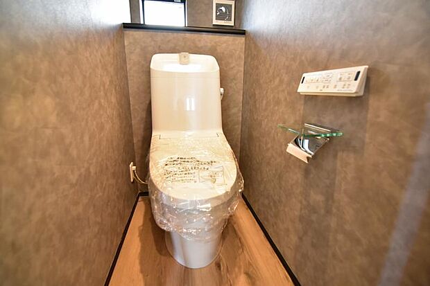 トイレは家の中に2ヶ所ございます。ご家族が忙しい朝も安心です。