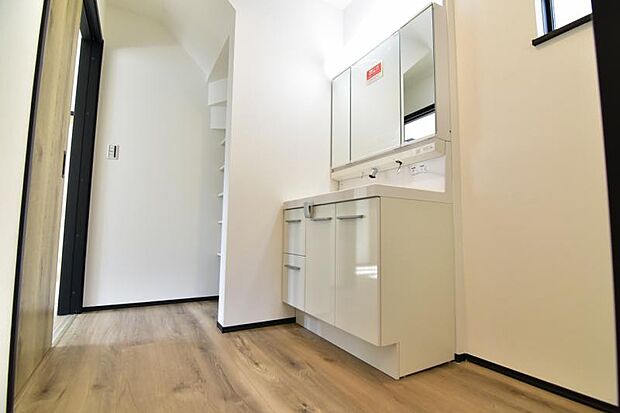 三面鏡の裏は機能的な収納を配置。コンセントも付いているため電動シェーバーや、電動歯ブラシも収納できます。