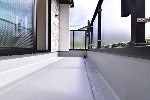 陽の光に照らされるバルコニーを、爽やかな涼風が吹き抜けていきます。