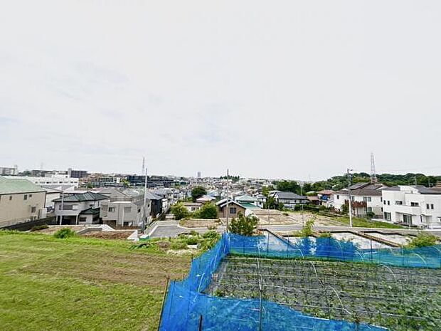 陽射しとともに、少しずつ装いを変える街の景観から、星空が地上に映りこむかのような夜景のきらめきまで、この街ならではの美しい風景とここから紡がれる物語。