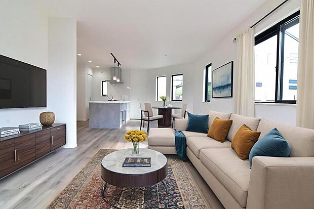 快適に過ごす条件は、一人ひとり違います。飾リ過ぎないシンプルな内装と偏り過ぎないデザリビング（配置してある家具はCGによるイメージです）インで統一しております。居住していく中であなただけの【マイホーム