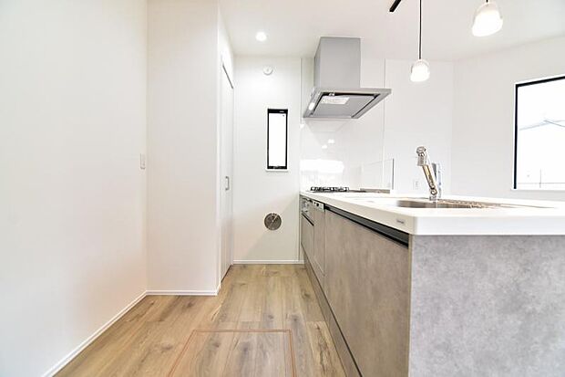 キッチンはリビングダイニングを見渡せるオープンタイプの対面キッチン。サイドにはパントリーを造作して、キッチンスペースをゆったりと使えます。 