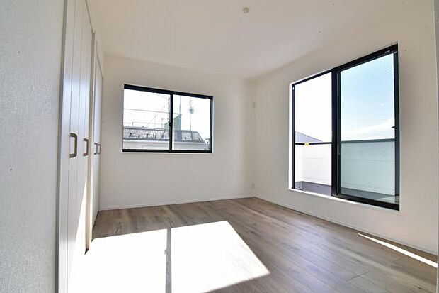 窓からたっぷりと陽光が注がれる、明るく快適なプライベート空間となっております。 