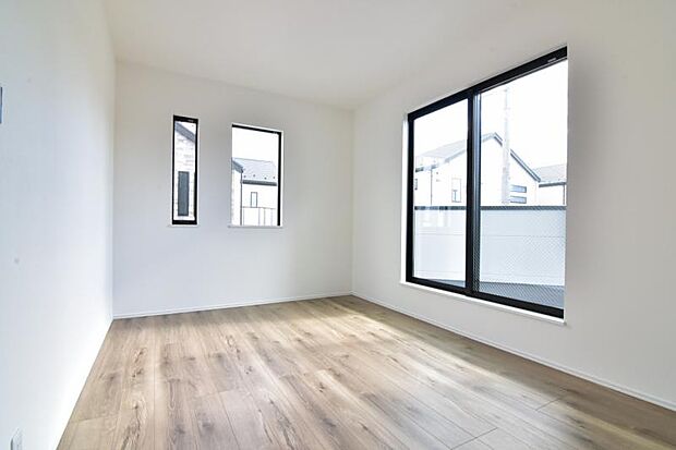 日々の疲れを癒してくれる主寝室。自由度が高いので家具のレイアウトでお好みの空間を創りだせます。 