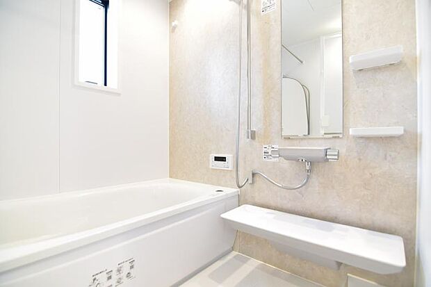 美しいツヤとなめらかな肌ざわり。水や汚れをはじき汚れにくくお掃除ラクラクの浴槽です。浴槽へもまたぎやすいよう配慮されています。また、シャワーヘッドの位置が変えられるので使い勝手がとても良いです。 