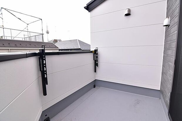 陽光、風通しのよいワイドバルコニー。お洗濯物も乾かしやすいですね。 