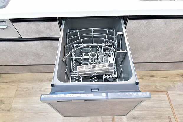 ビルトイン食洗機は、作業台が広く使え、見た目もスッキリ。節水や節電機能も充実して奥様の家事の手助けをしてくれます。 