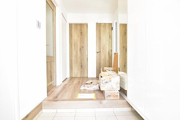 上質感漂う玄関と廊下。居住者の帰り・訪れる方を優しく迎える、安らぎに満ちた生活空間を予感させます。