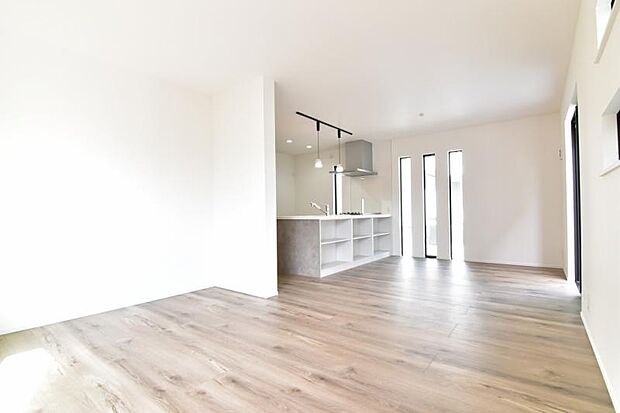 家族が集まるリビングは明るさが取れる設計に。人気のカウンターキッチンでお子様とお話をしながら、様子を見ながらお料理ができます。